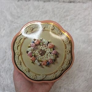Vintage Avon Valentine's Day 1981 Tin, Beautiful